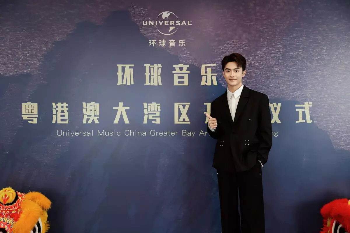 環球音樂歌手涂毓麟(Oscar)擔任活動司儀。
