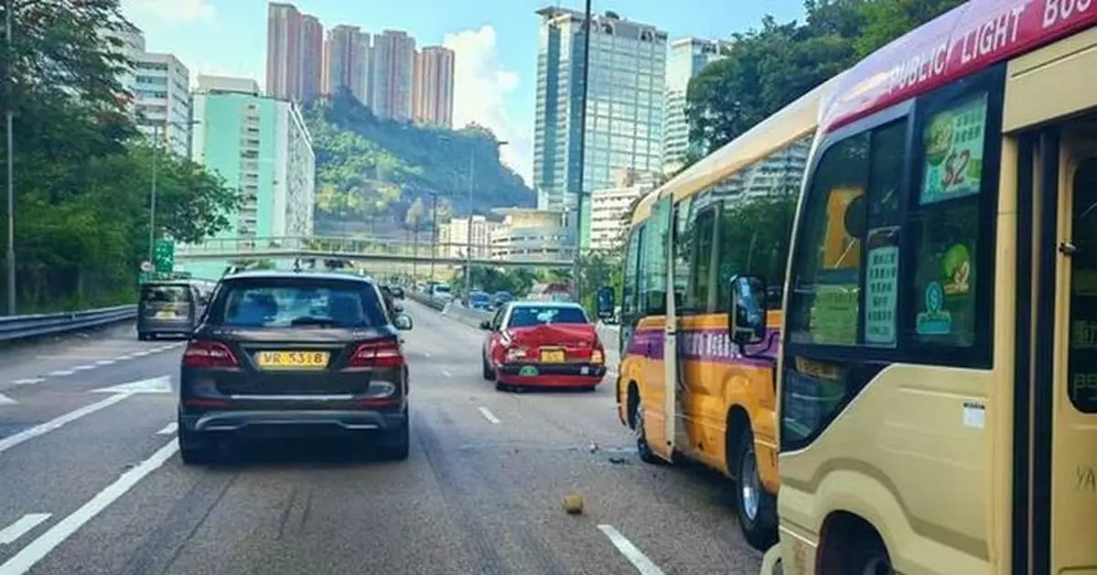 荃灣路發生3車相撞意外 小巴上9名乘客受輕傷 現場交通擠塞