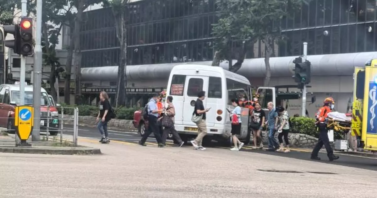 紅磡的士校巴相撞  兩司機送院一學童輕傷