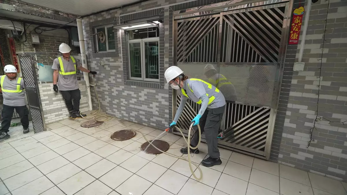 雖然惡臭難當、畫面震撼,但嘉欣依然二話不說,完成師傅所有Order及整個流程。