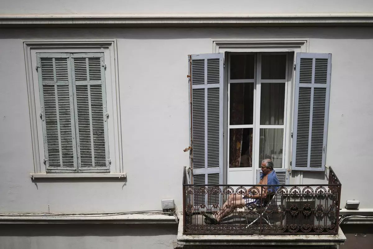 康城停電，有居民走出露台。AP圖片