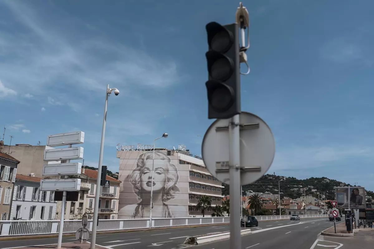 康城停電，交通燈失靈。AP圖片