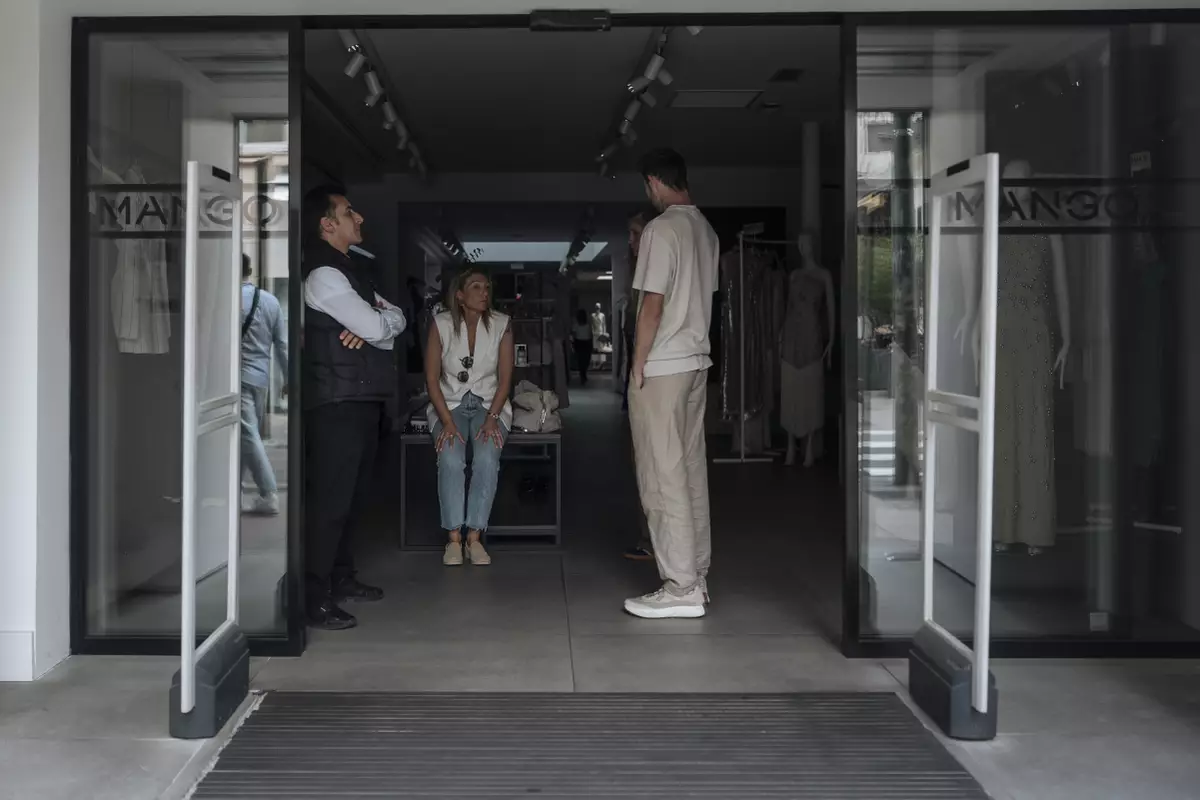 康城有商店店員特待通電。AP圖片