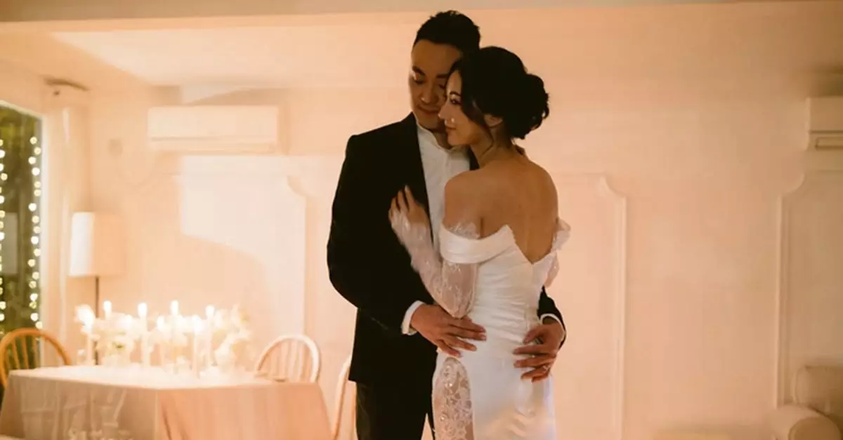 「拜金港姐」蔡嘉欣賀相戀8周年 與富貴老公影靚相留念