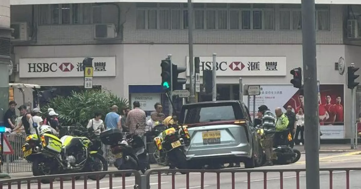 馬頭圍道電單車與私家車相撞　鐵騎士受傷送院