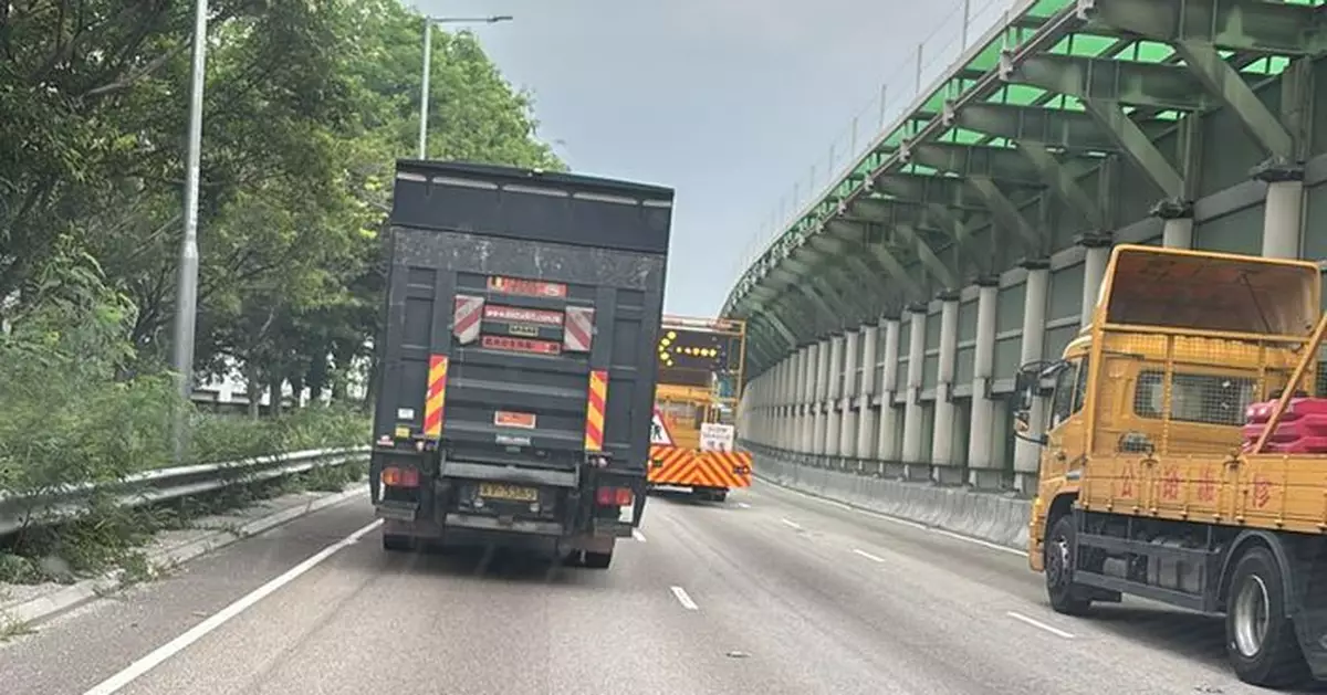 屯門公路往元朗方向近兆康站爆水管 水務署正搶修 部分行車線封閉