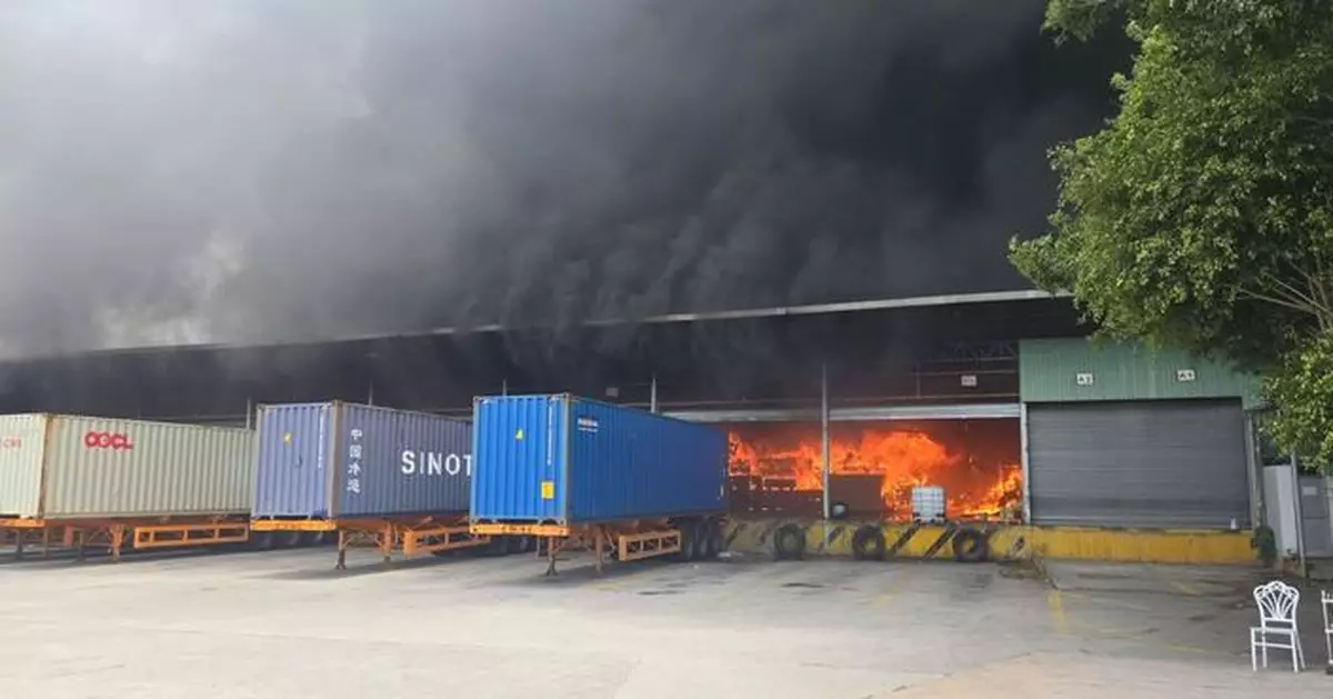 天水圍厦村一貨倉發生三級火 濃煙直捲半空一男子受傷送院