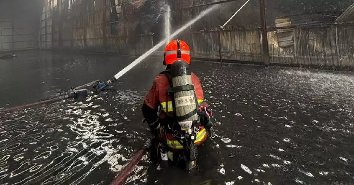 洪水橋貨倉三級火焚燒一日 早上10時大致救熄