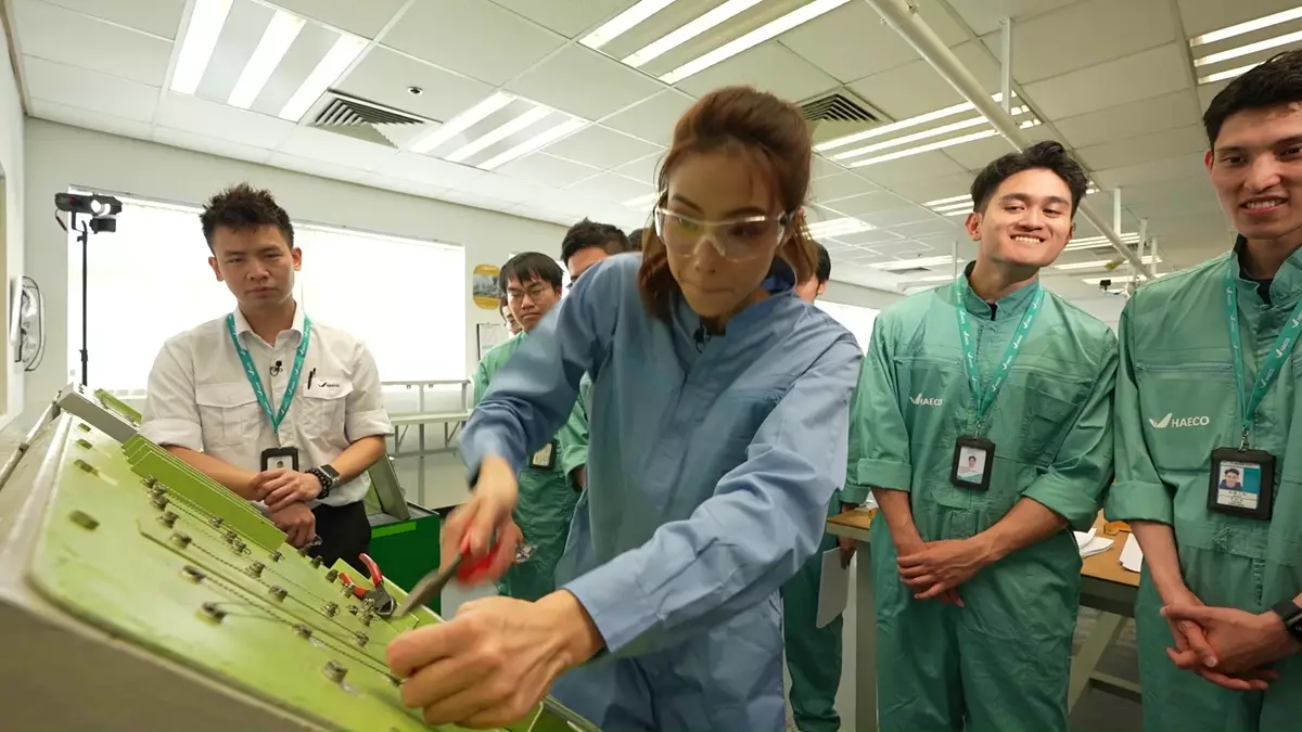 因為太大力chok直手上的保險絲,連攝影機都被衝力撞跌。