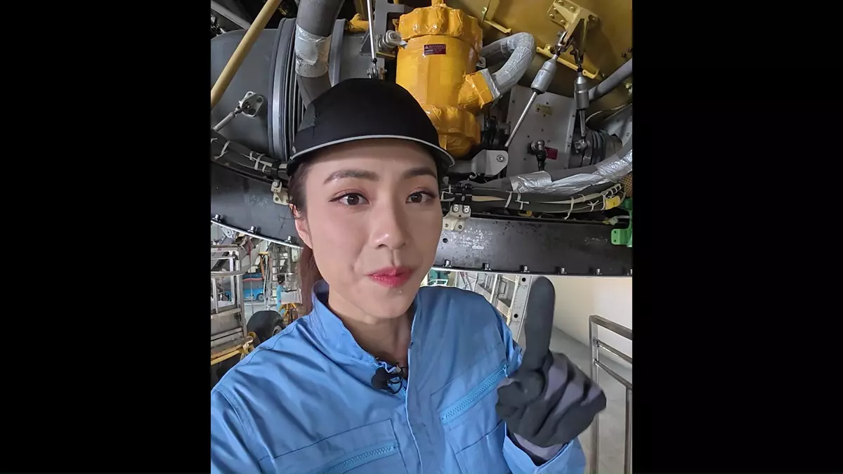劉穎鏇意識到維修飛機安全的重要性,所以工作得非常專注。