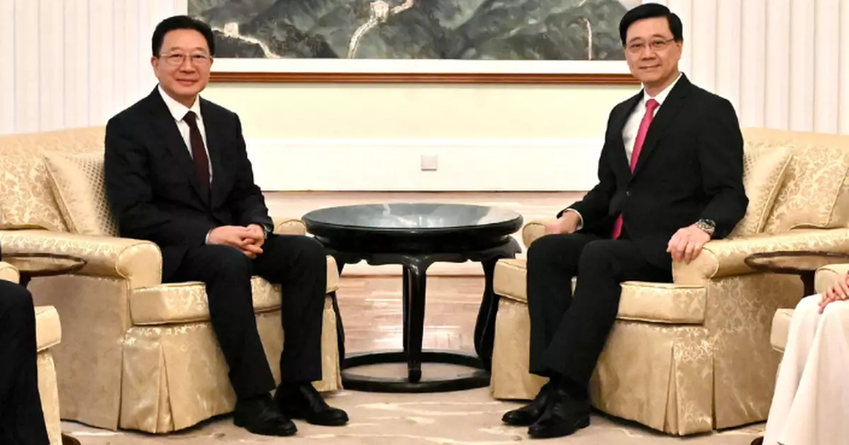 李家超禮賓府晤新任中聯辦主任周霽 就社會情況等交流意見