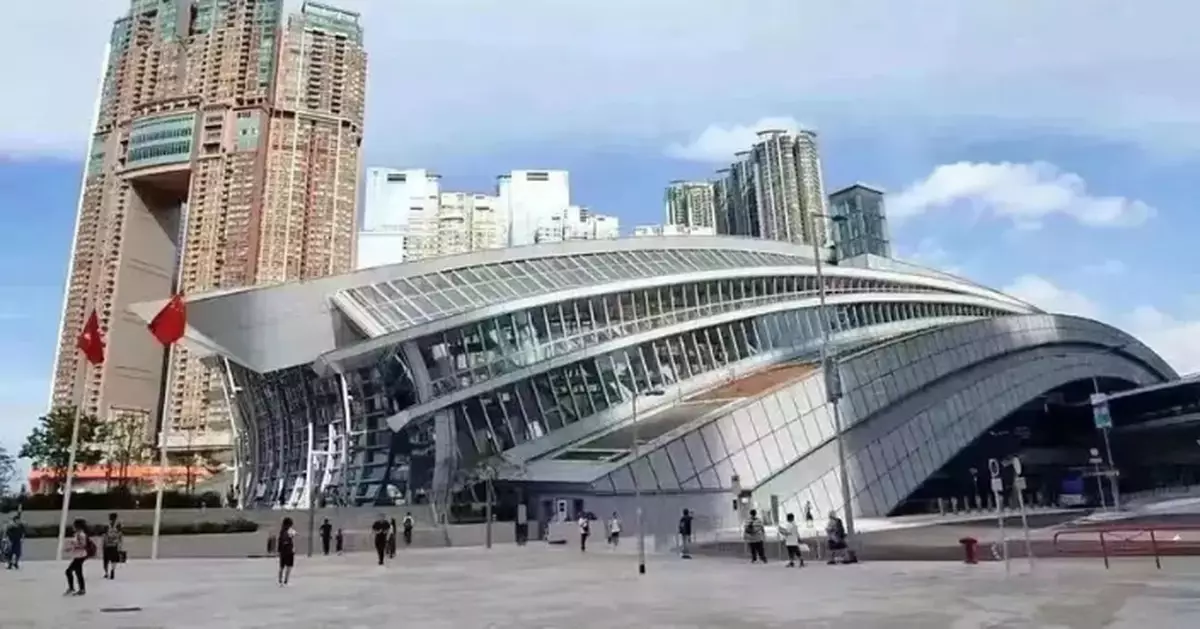 截至晚上9時 逾39.2萬人次於內地端午節長周末首日來港