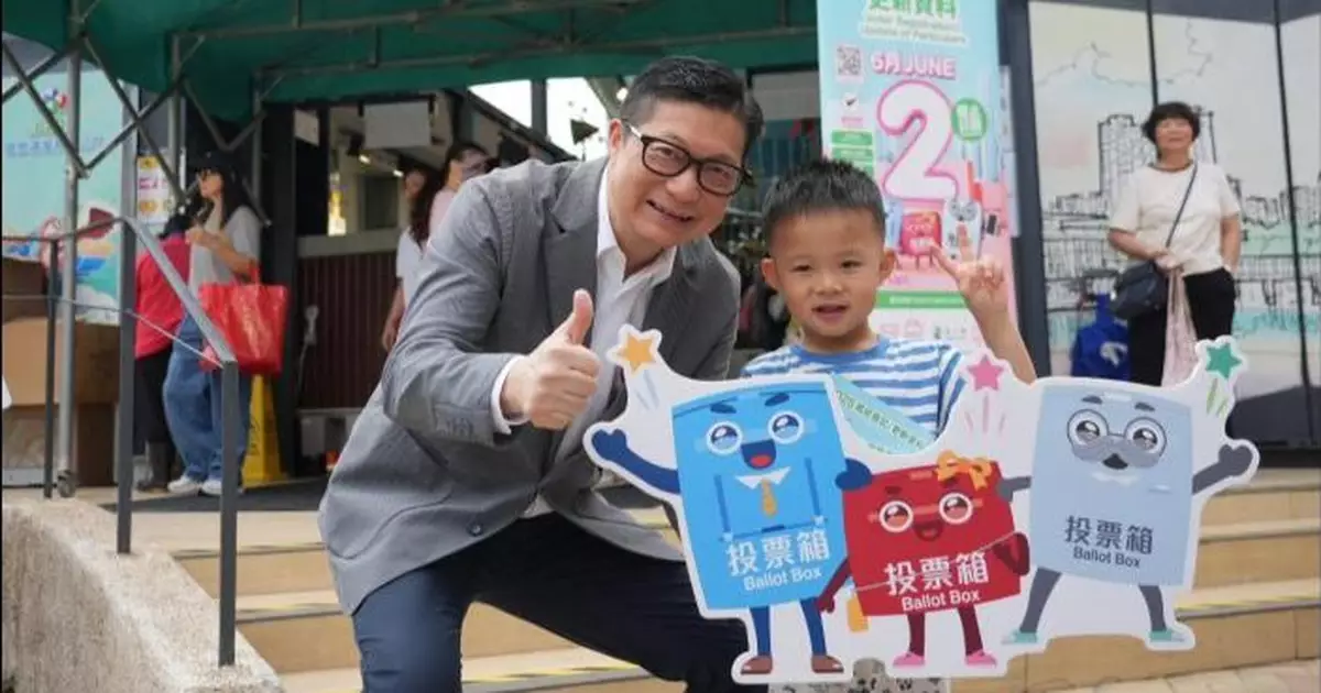 鄧炳強到天水圍呼籲街坊「最後衝刺」 登記做選民盡公民責任