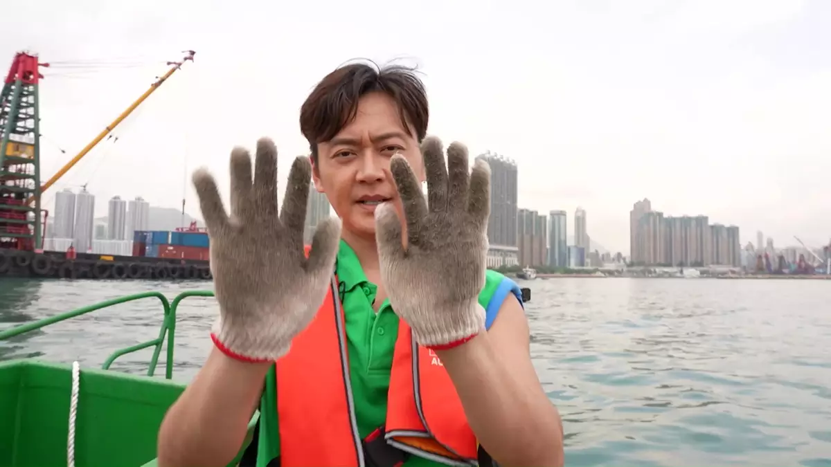 只係執咗一陣垃圾,對手套就黑晒喇。