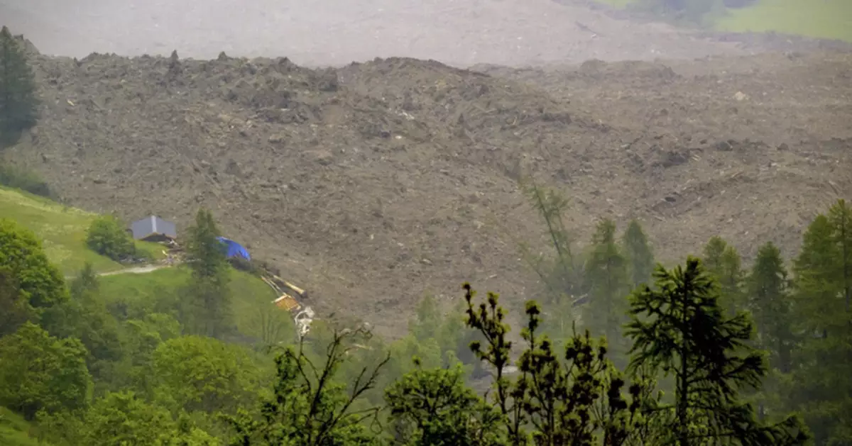​​有片！瑞士冰川崩塌「土石流」直衝村莊 震撼畫面曝光！