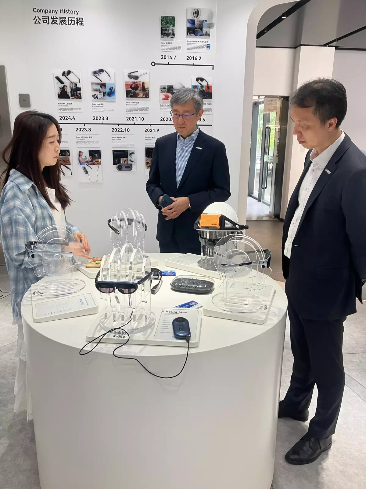 引進重點企業辦公室(引進辦)主任任景信今日(五月十六日)結束杭州和上海的考察訪問。是次訪問旨在宣傳香港在創新及科技領域的最新發展及機遇,並吸引具潛力的策略性企業來港設立業務。圖示引進辦主任任景信(中)及引進辦執行總裁彭文俊(右)考察杭州人工智能企業。政府新聞處圖片