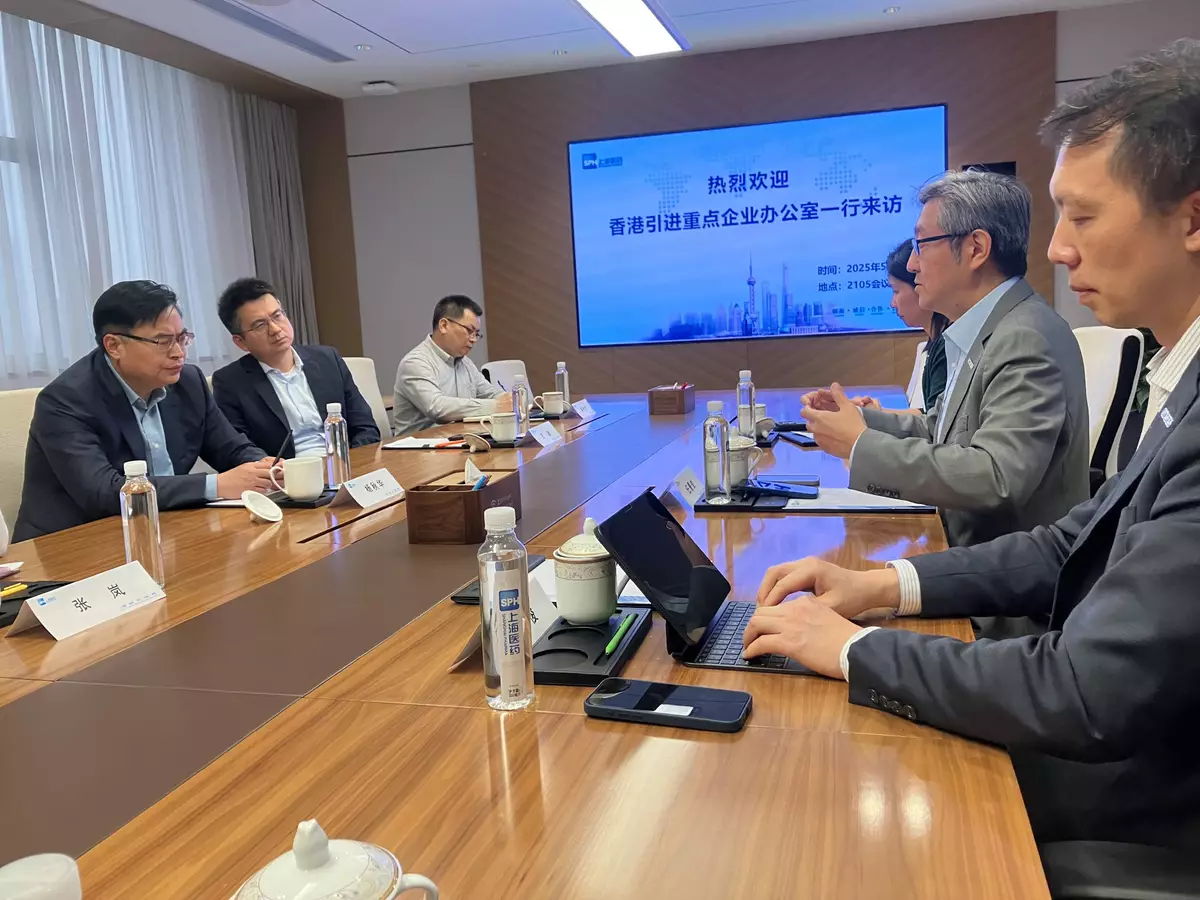引進辦主任任景信(右二)與上海醫藥企業代表會面。 政府新聞處圖片