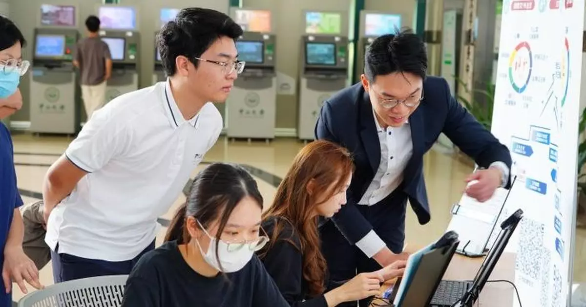 特區政府一連四日赴廣州武漢多間大學辦職業講座