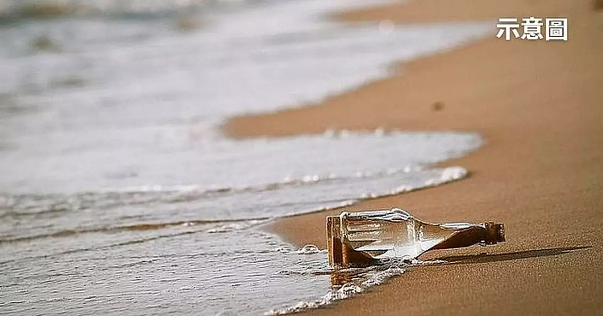 波蘭兩男童海灘撿到1959年漂流瓶 內有少女手寫情書