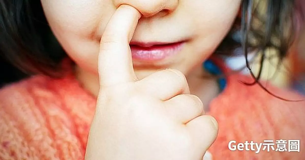 「挖鼻孔」暗藏3大危機 醫生警告：嚴重感染恐引發敗血症及傷腦