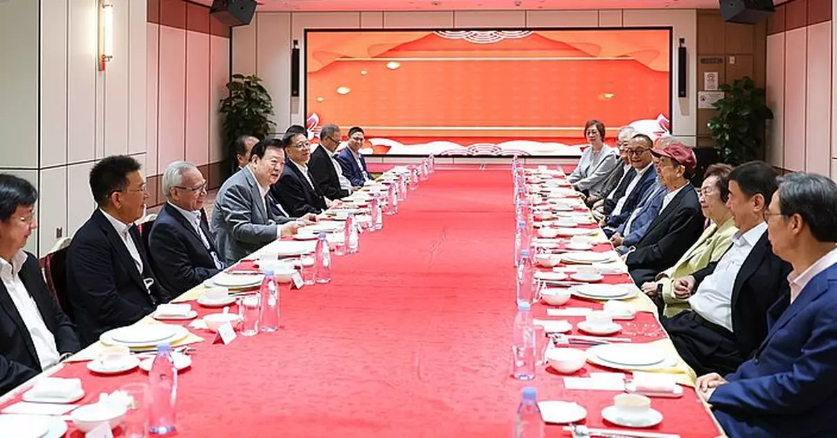 夏寶龍與老一輩愛國愛澳人士茶聚　籲保持危機感對發展抱有信心