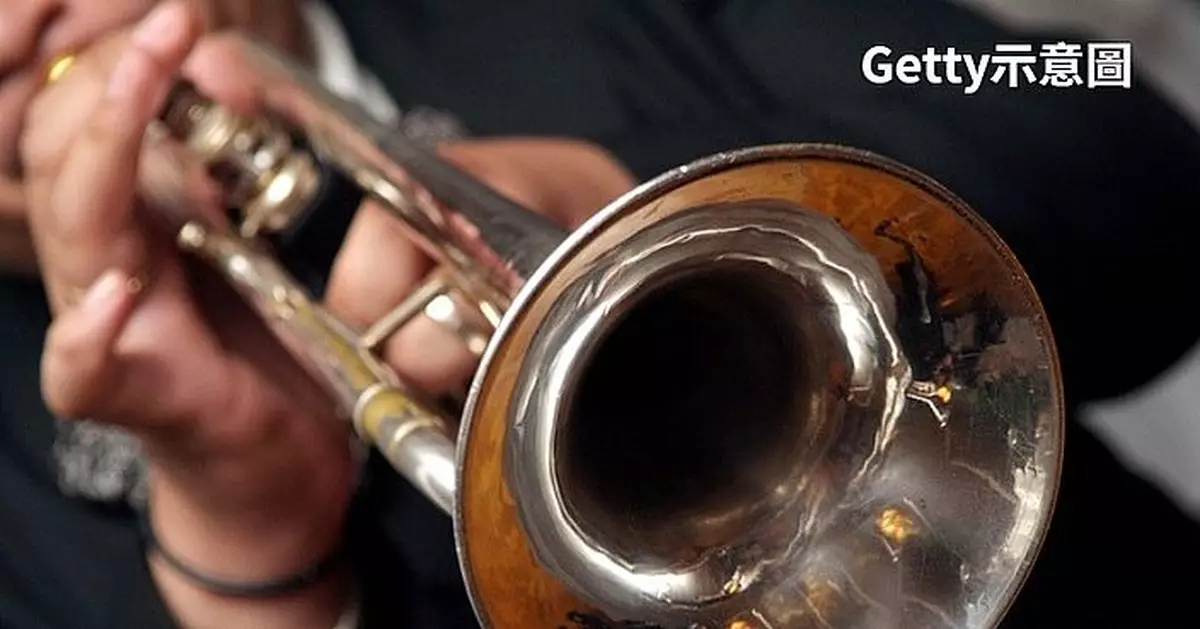 吹足幾十年！美銀髮樂手化身「露台音樂家」 用旋律溫暖社區