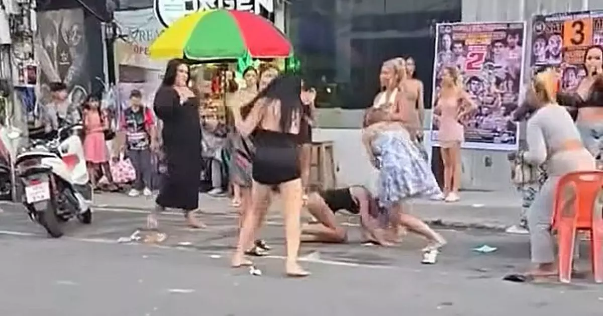 泰國布吉島光天化日上演街頭暴力 跨性別女拳打腳踢嚇壞路人