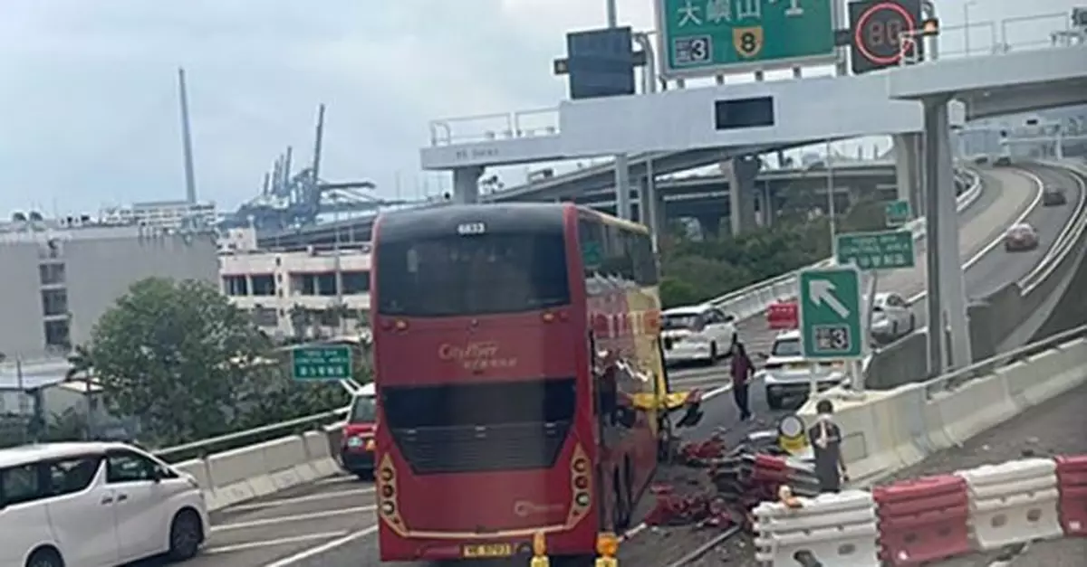 一輛城巴於西九龍公路撞壆　16人受傷