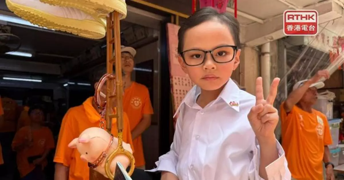 長洲飄色造型包括鄧炳強及全紅嬋　市民佔據有利位置待觀賞