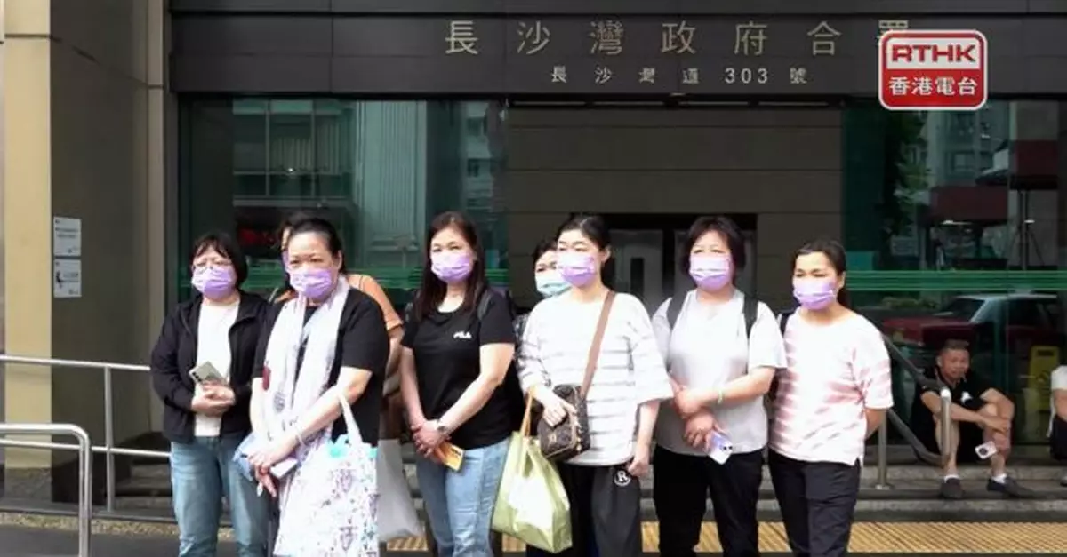 陸續有海皇粥店員工到勞工處分區辦事處登記索償