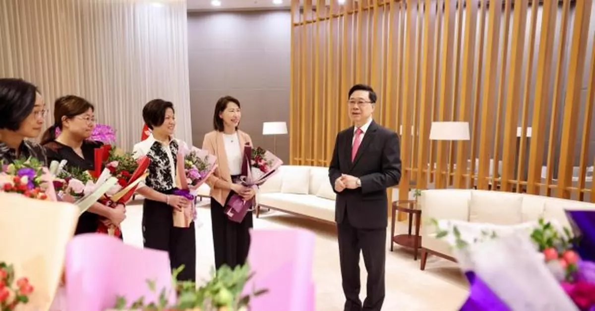 李家超送母親節祝福　向特首辦為母同事贈康乃馨
