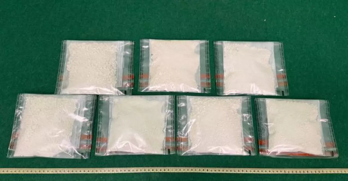 海關機場檢獲約1.45公斤懷疑可卡因　拘一男子