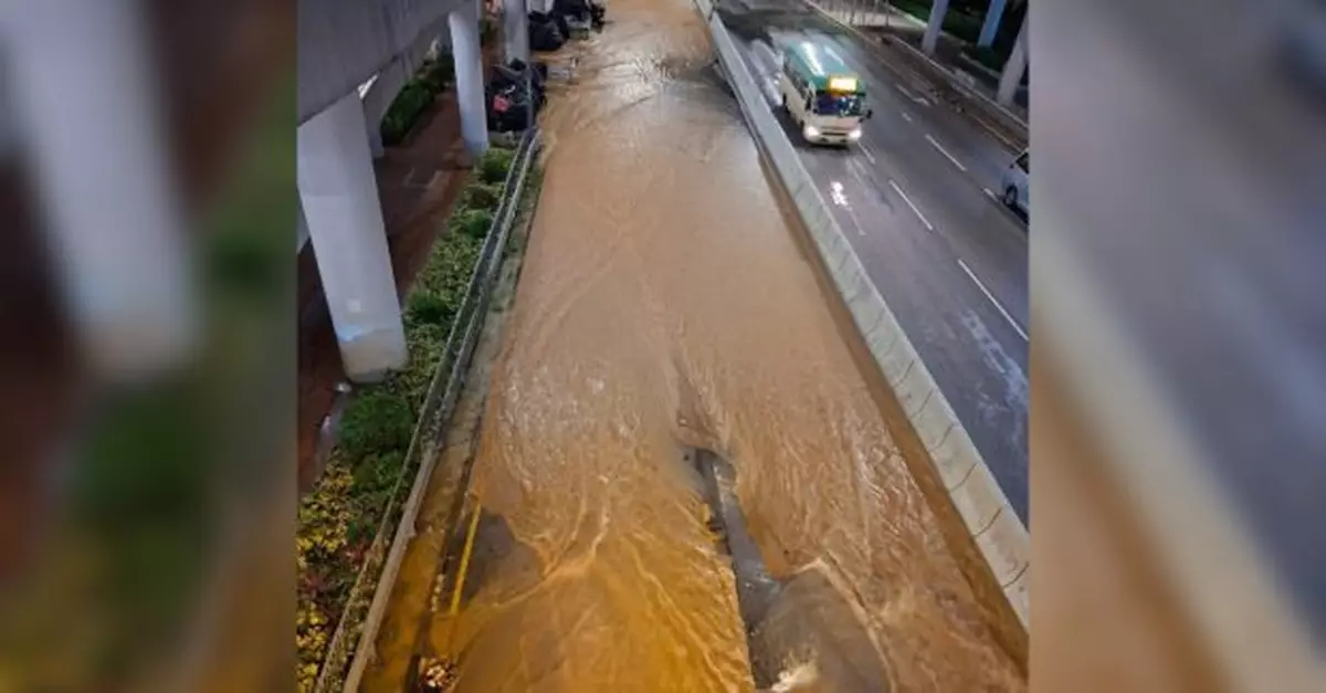 蒲崗村道與鳳德道有水管爆裂　工人到場搶修