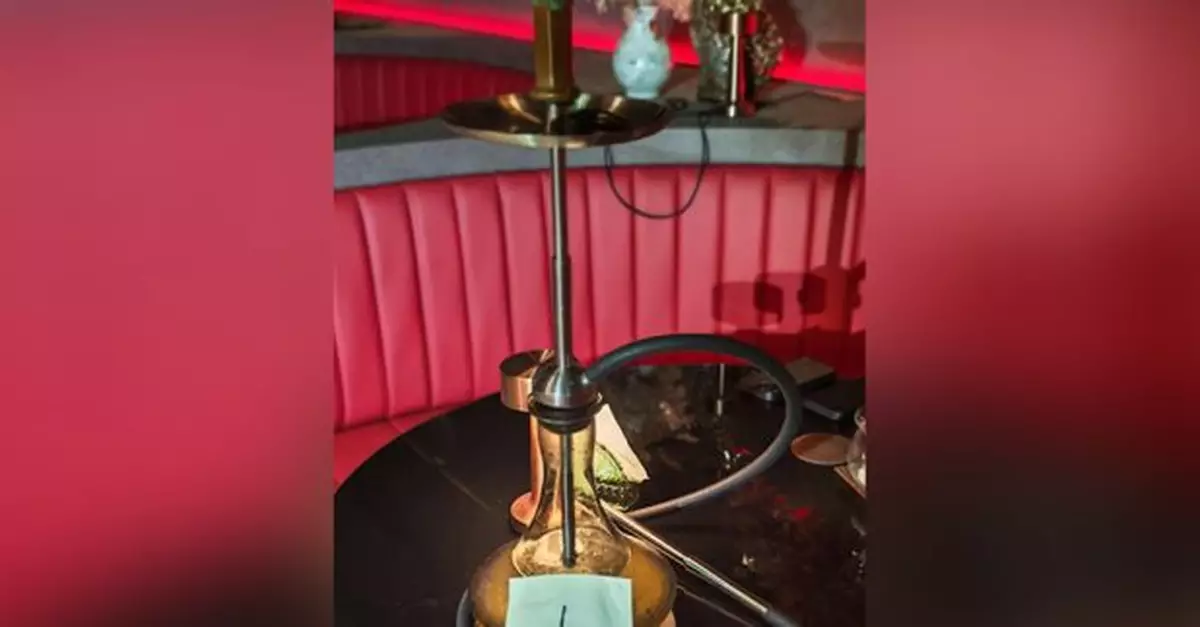 控煙酒辦巡查酒吧向非法吸食水煙人士發出罰款通知書