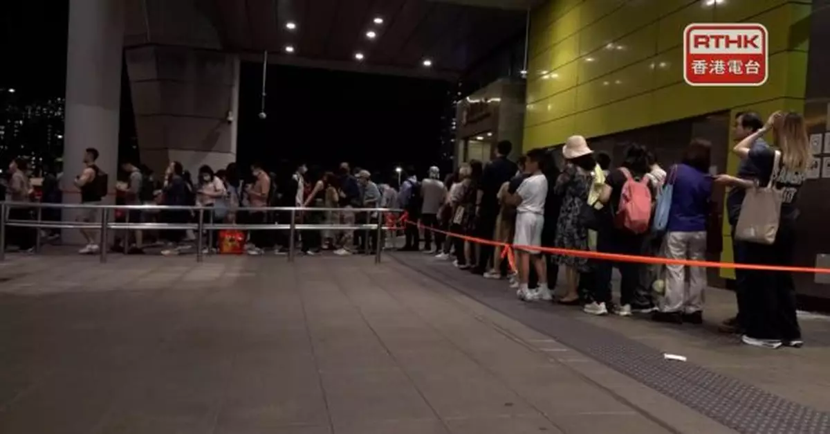 港鐵調景嶺站外大批市民等候接駁巴士　人龍「打蛇餅」
