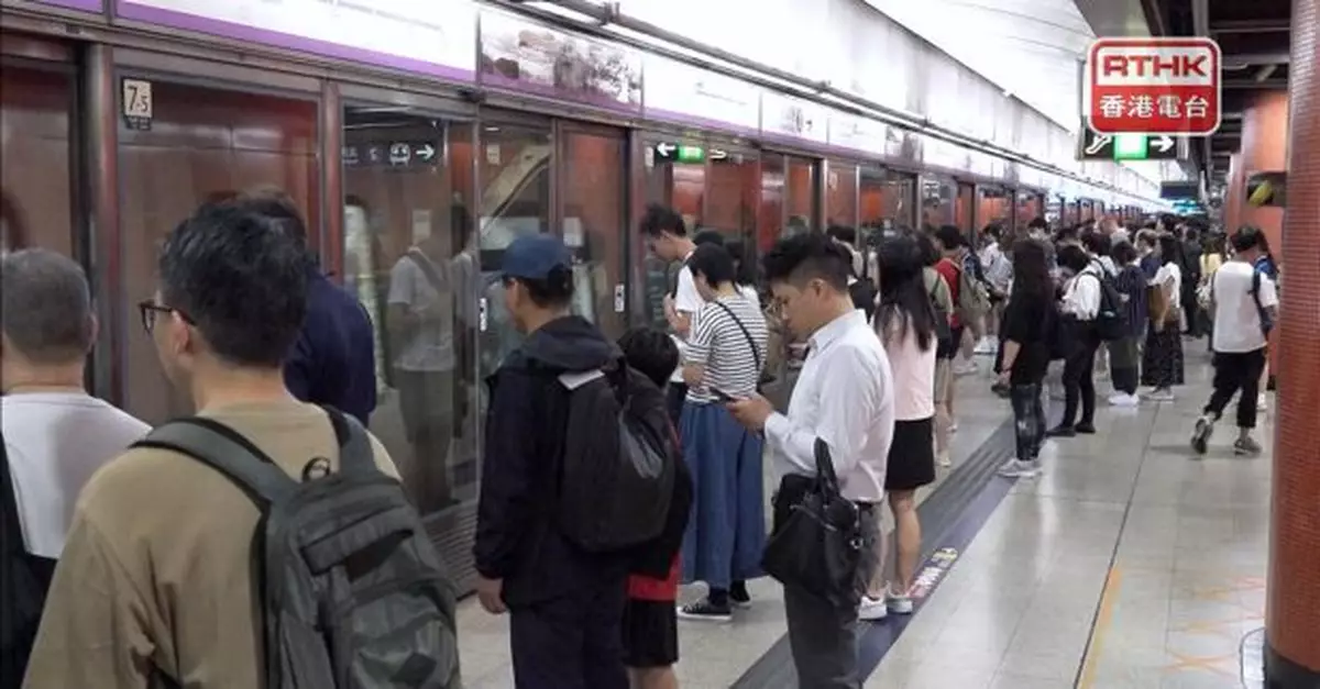 將軍澳綫服務正常有市民提早出門　有工程師促港鐵加快更新系統