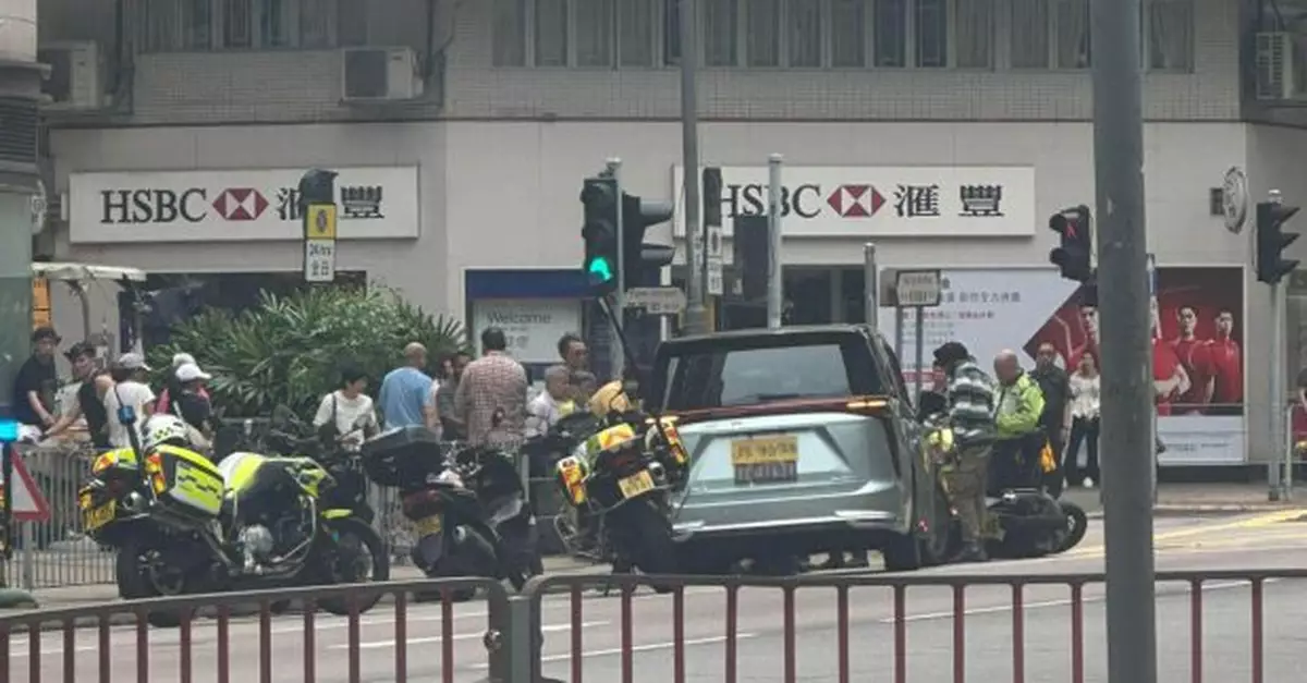 馬頭圍道私家車與電單車相撞　電單車司機受傷