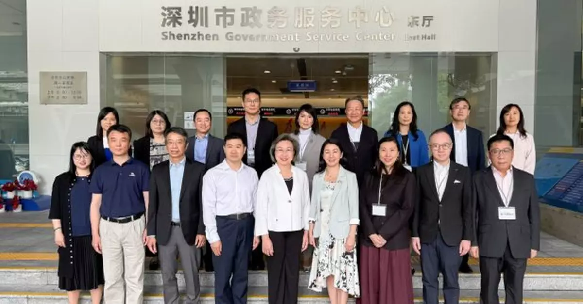 楊何蓓茵與立法會議員考察深圳人工智能輔助處理政務情況
