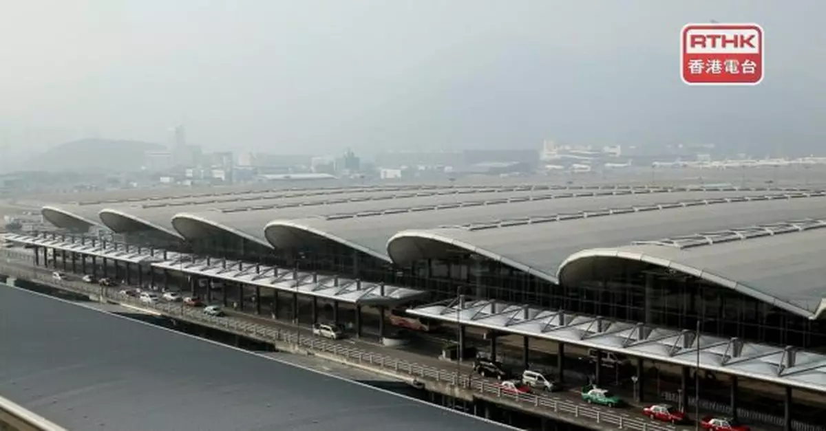 一名男子疑於航機盜取他人財物被捕