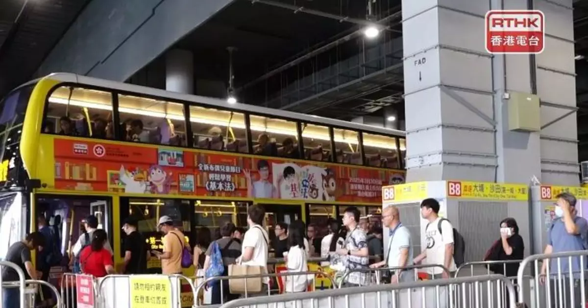 有旅客或市民以香園圍邊境管制站過關稱過程順暢