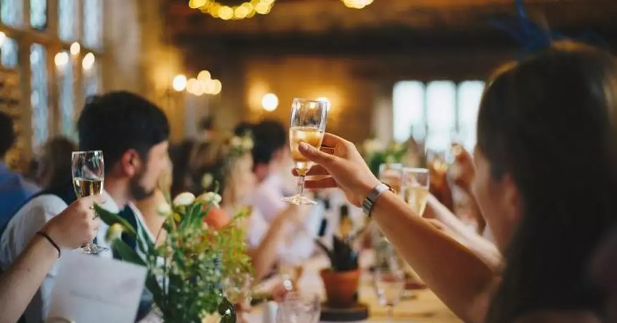 閨蜜男友餐廳求婚邀朋友到場幫手 事後竟要求夾錢 港女嬲爆：唔順氣！