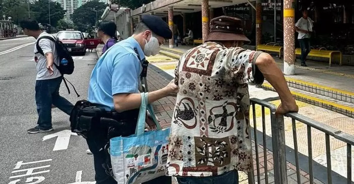 牛頭角老翁精神恍惚徘徊街頭 東九龍衝鋒隊員協助護送回家