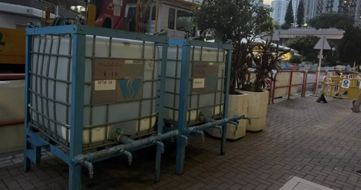 屯門三聖街因水管維修晚上11時後停水　現場設臨時水箱及水車供水