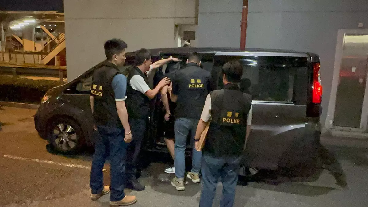 恒生銀行劫案疑犯被移交香港警方後被帶走。
