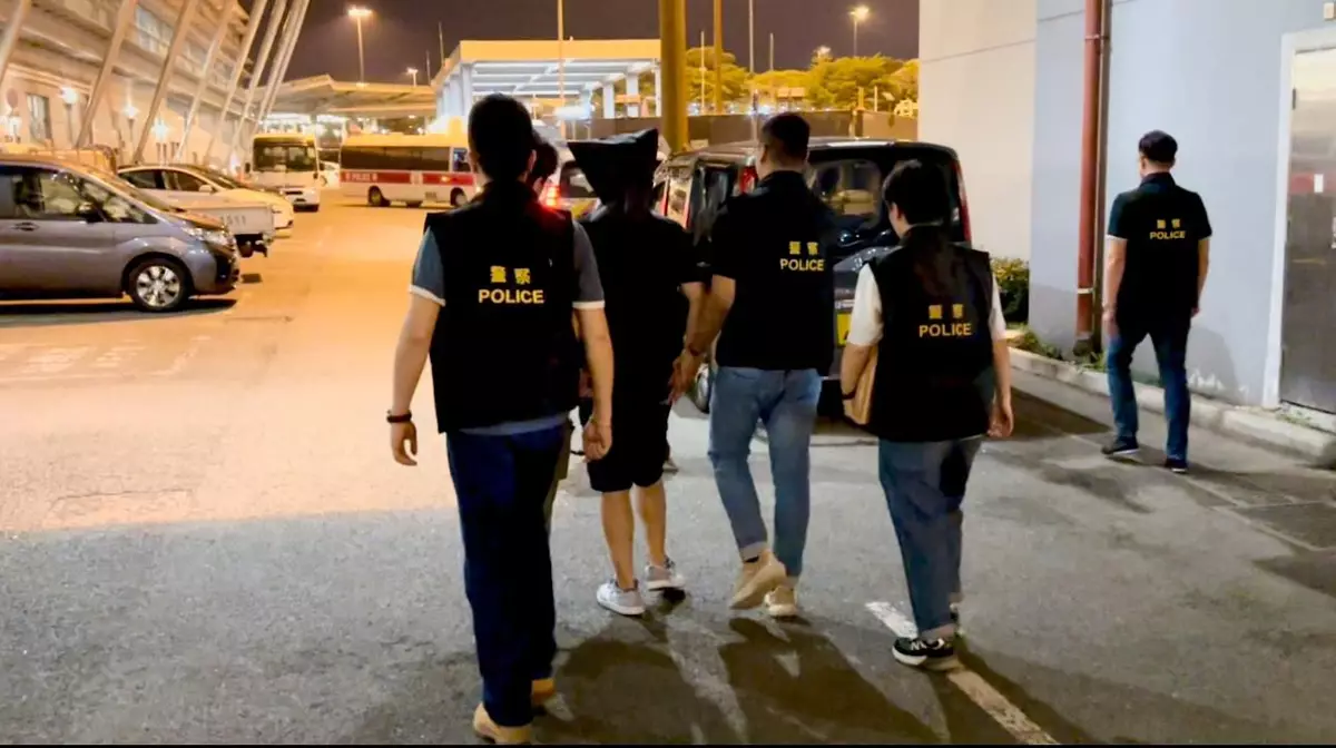 恒生銀行劫案疑犯被移交香港警方後被帶走。