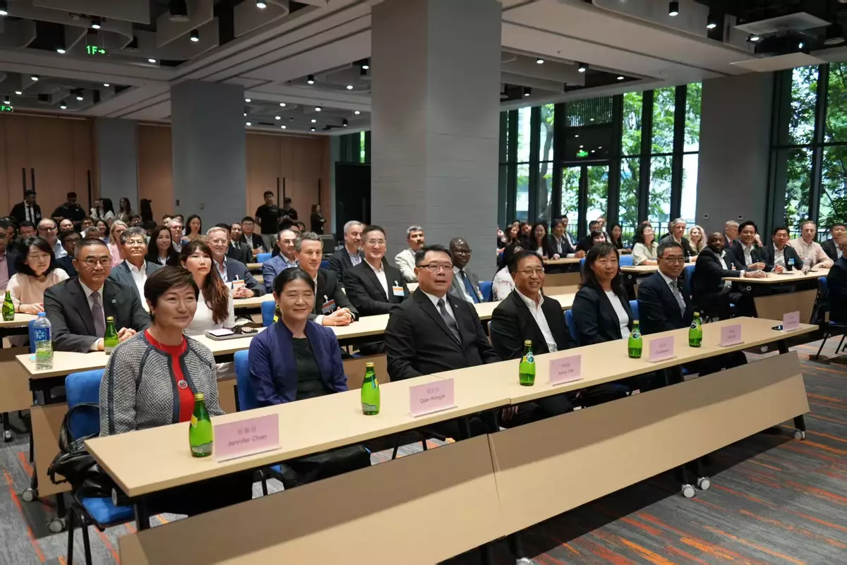 參訪團到訪香港科學園深圳分園。巴士的報記者攝