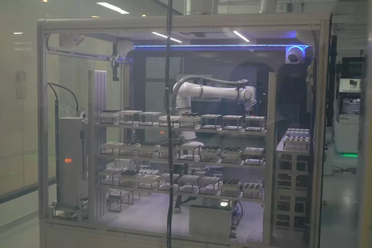 在晶泰科技智能自主實驗室,參訪團見證了機器人如何重塑創新藥和新材料的研發工作。巴士的報記者攝