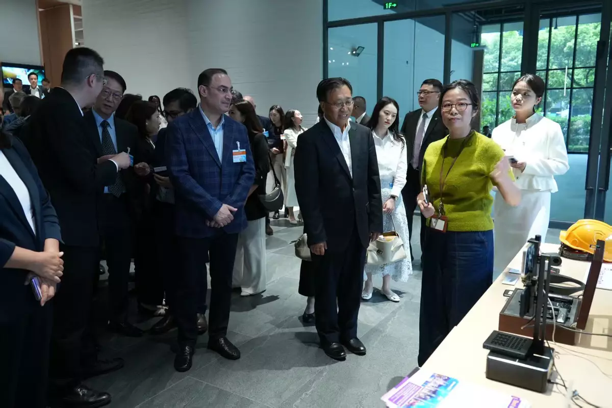 參訪團到訪香港科學園深圳分園。巴士的報記者攝