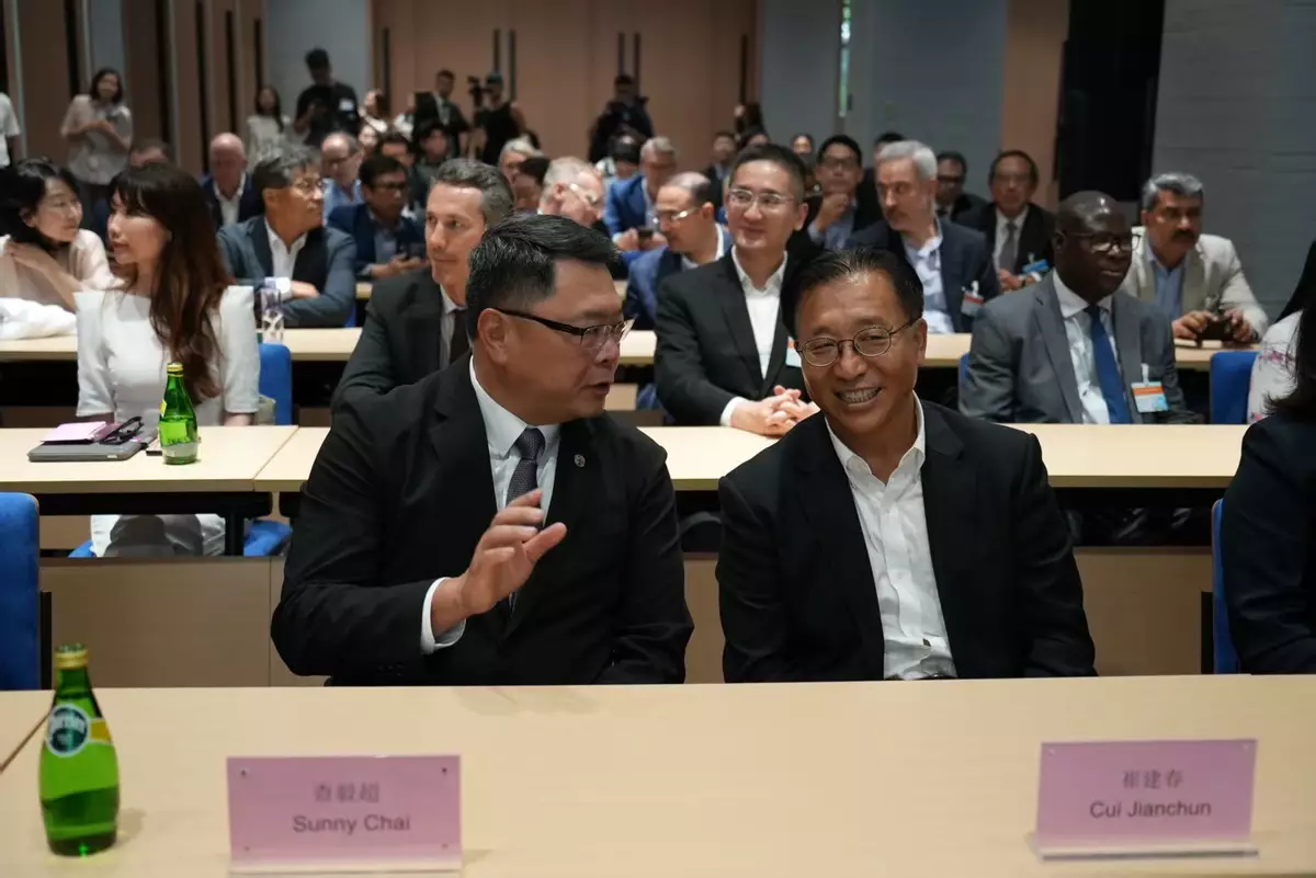 參訪團到訪香港科學園深圳分園。巴士的報記者攝