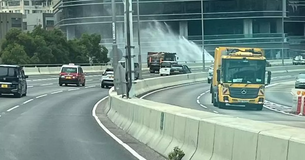 觀塘海濱道近鴻業街爆水管 水務署正全力搶修